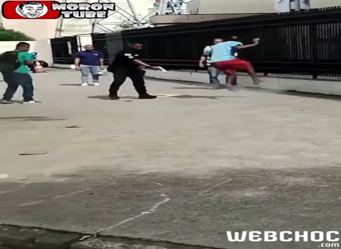 Video :Rio de Janeiro - Unarmed guy shot in the leg by police officer (Warning - disturbing)